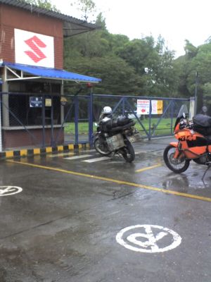 Eingang zur Suzuki Fabrik in Pereirea.