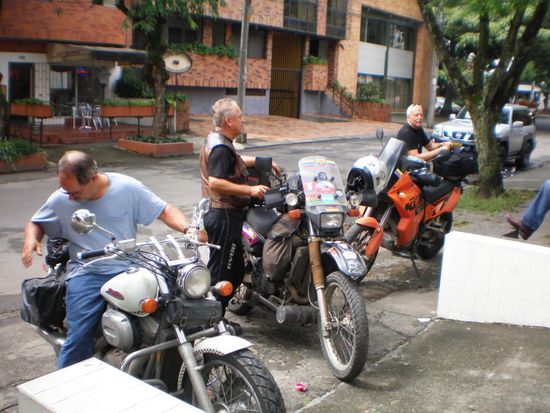 Abreise von Cali nach Armenia.
Links, James Motorradreisender (Honda 250) auf dem Weg nach Ushuaia.