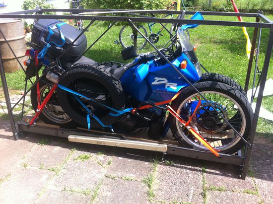 Die Transportkiste wurde mir freundlicherweise von meinem Triumph/Ducati Händler bereitgestellt.