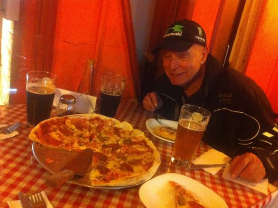 Die Pizza war ausgezeichnet und das Bier aus dem Zapfhahn.