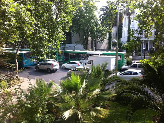 Av. Vicuna Mackena. Viel Verkehr. Die Fenster des Hotels sind doppelt verglast.