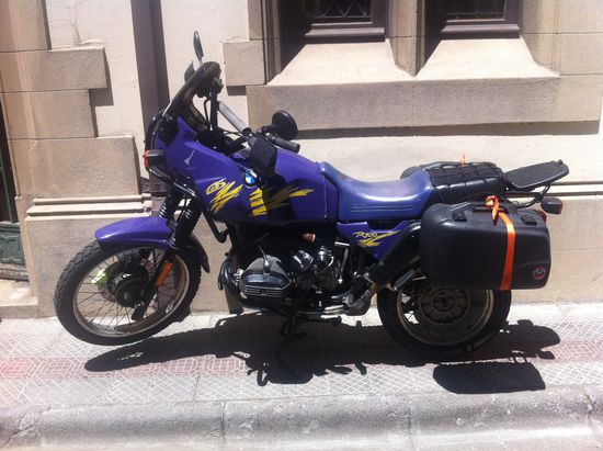 R100GS am Hotelparkplatz.