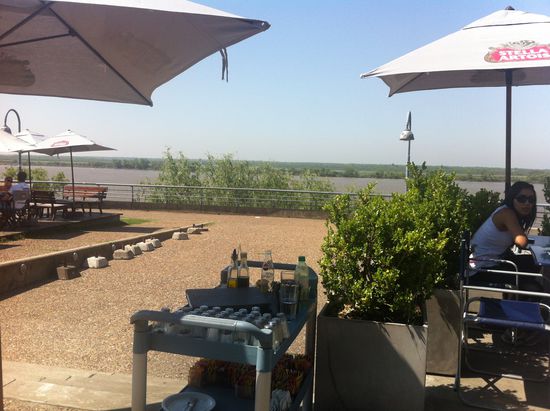 Der Fluß Parana. Bei dem Land im Hintergrund handelt es sich um eine Insel.