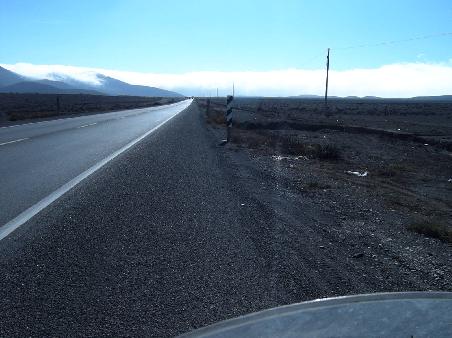 Auf dem Weg nach Copiapo.
Im Hintergrund die Nebelbank.