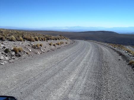 Der Rueckweg vom El Tatio nach Calama.
Im Hintergrund bereits der Salar Uyuni in Bolivien.
