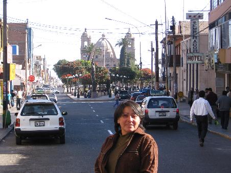 Schon wieder jemand ins Bild gelaufen.
Im Hintergrund die Katetrale von Tacna (Peru).