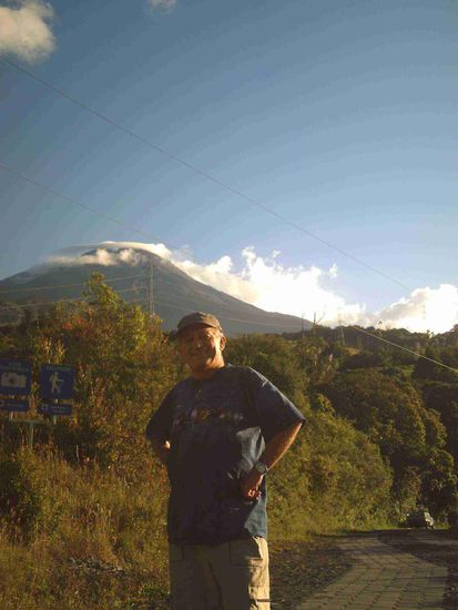 Im Hintergrund der Vulkan Tungurahua bei Banos.