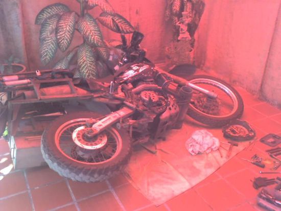 Kupplungsreparatur im Hostal Aleman.