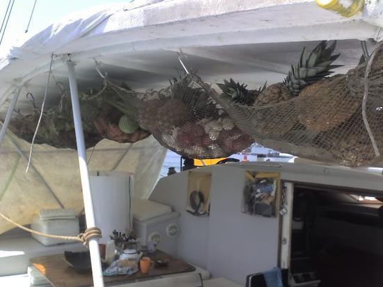 Das Obstlager auf dem Boot.
