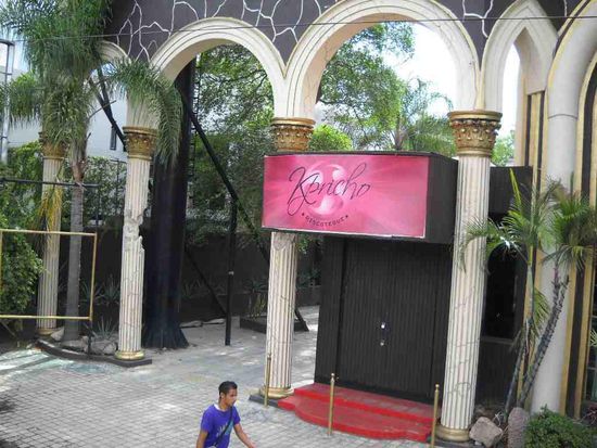 Guadalajara. Disco. Man beachte die Säule am Eingang.