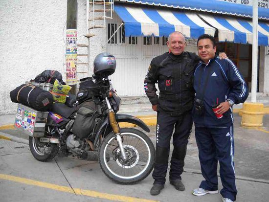 Von Dolores Hidalgo nach San Luis Potosi. An der Tankstelle Israel, Harley Davidson fahrer, getroffen.