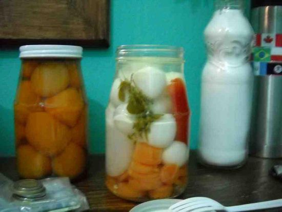 Eingelegtes. Links Pfirsich. Rechts Wachtel Eier und Karotten.