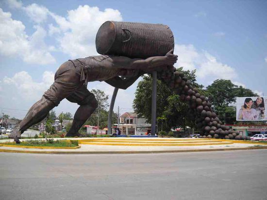 Monument am Eingang zu Alamo. Weintrauben Lese.