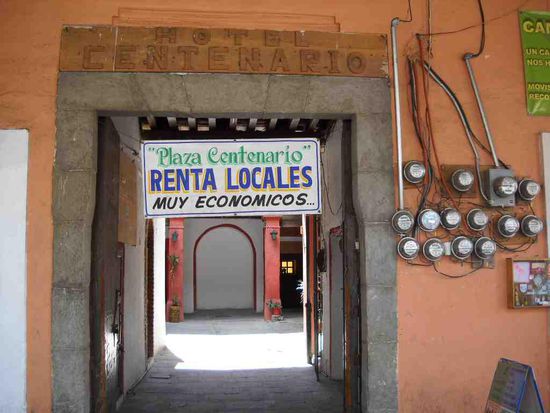 Hotel. Der Hotel Innenhof ist noch weiter hinten. Durch die Tür rechts.