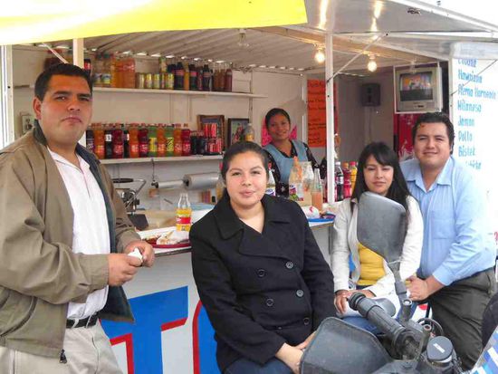 Mexikanische Bekanntschaft am Imbiss in Tlaxco.