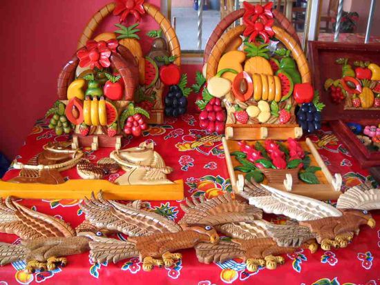 Selbst gemacht. Mit Allem wird versucht Geld zu verdienen und sich über Wasser zu halten. Ist aus Holz.