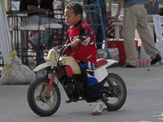 So wird in Mexiko Motorradfahren gelernt. Natürliche Auslese.