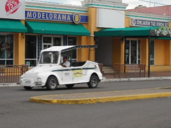 Taxi in Mazatlan. Auf Käfer Basis aufgebaut.