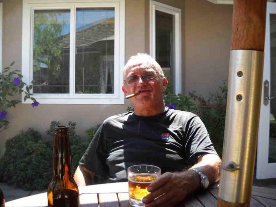 Weis nicht wer dieser hässliche Kerl ist.