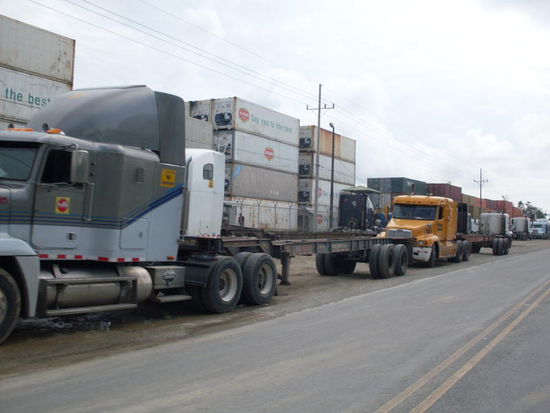 Puerto Limon. Wegen des großen Hafens viele Trucks.