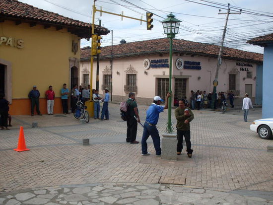 Die Leute warten das die Bank oeffnet.