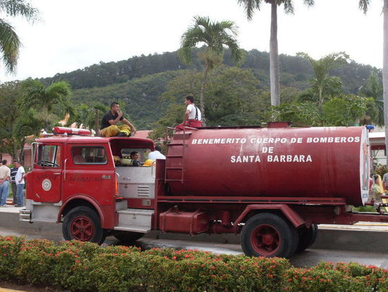 Feuerwehr. Hat die Strassen mit Wasser gereinigt.