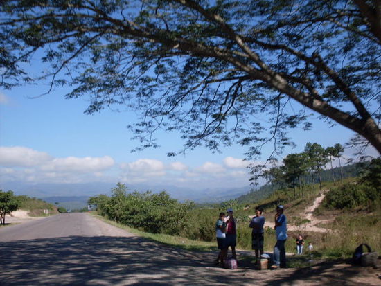 Man wartet auf den Bus.