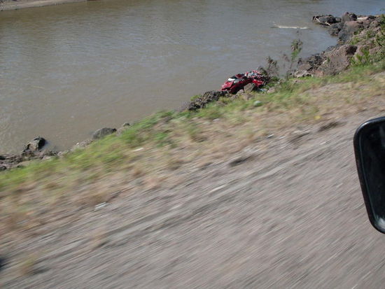 Bei dem Roten hantelt es sich um ein Autowrack.