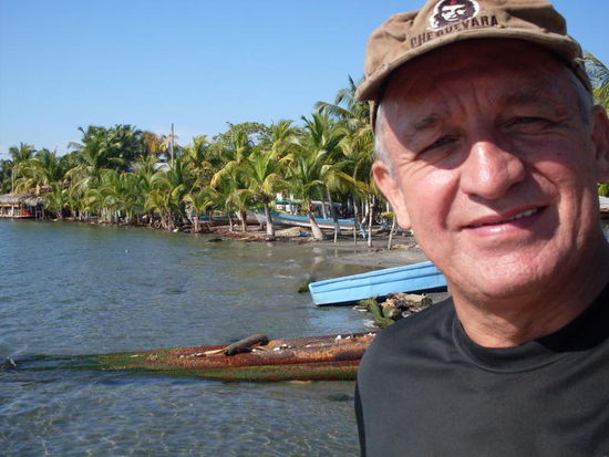 Der Strand nach einem Erdbeben verschwunden.