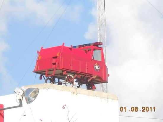 Auf dem Dach der Feuerwehr in Cancun. Altes Feuerwehrauto Dreirad.
Ja, wir haben alle einmal klein angefangen.