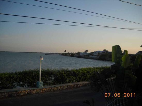 Belize. Diesen Ausblick mußte ich 9 Bier (kleine) ertragen.