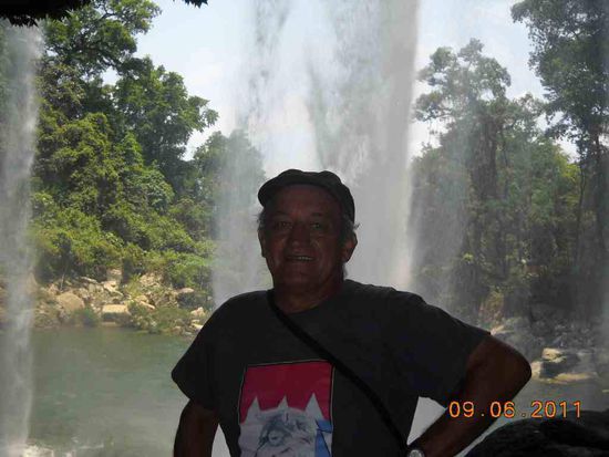 Misol, hinterm Wasserfall. Man beachte das T-shirt mit en Franken Lobo.