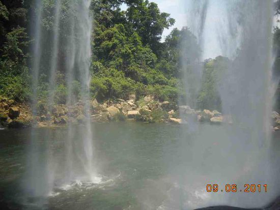 Misol, hinterm Wasserfall.