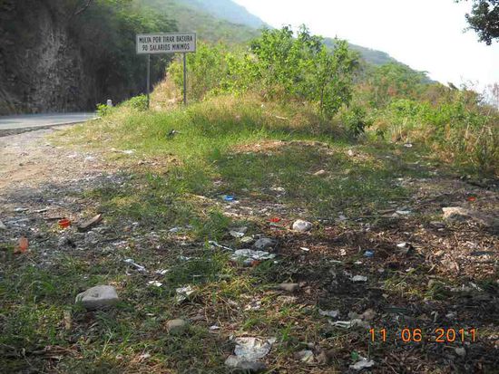 Auf dem Weg nach Oaxaca. Nicht oft zu sehen in Mexico. Auf dem Schild im Hintergrund steht, wegwerfen von Müll wird mit mindestens 90 Gehältern bestraft.