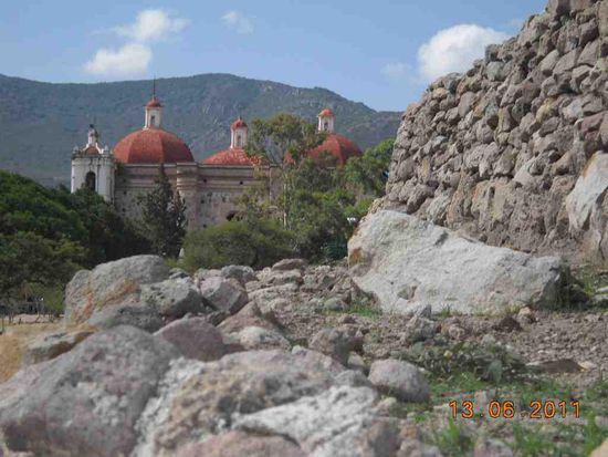 DieKirche wurde mit den Steinen der Tempel gebaut.