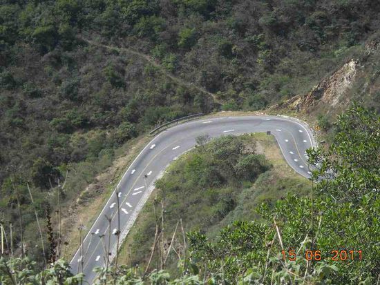 Von Tehuacan nach Orizaba. Vor Spitzkehren wird in Mexico die Fahrbahnseite gewechselt. Etwas ungewöhnlich aber es funktioniert.