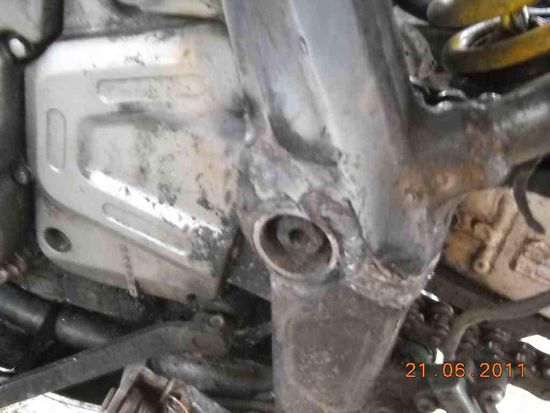 Kann man schlecht erkennen. Rund um die Schweißnähte eingerissen.