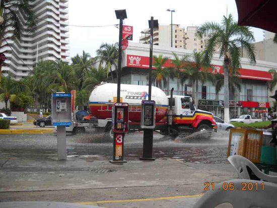 Acapulco. Noch immer haben sie mit den restlichen Wassermassen zu kämpfen.