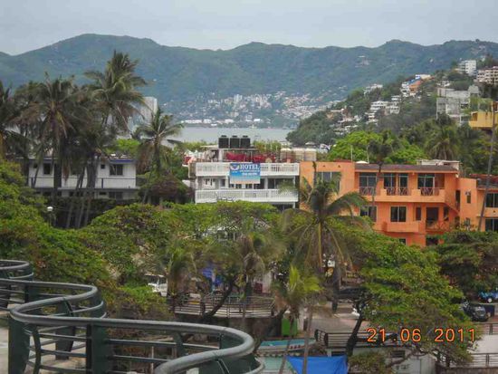 Das blaue Schild in der Mitte bezeichnet mein Hotel.