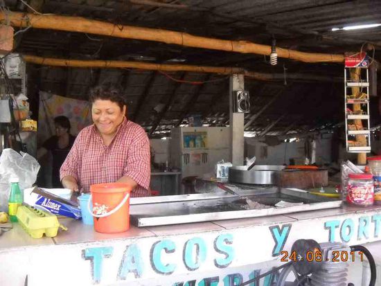 Frühstück. Tortas, so eine Art Hamburger.