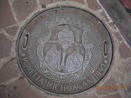 Kanaldeckel. Ja, die Einen haben keine und die Anderen diese.