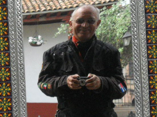 El viajero en moto viejo.