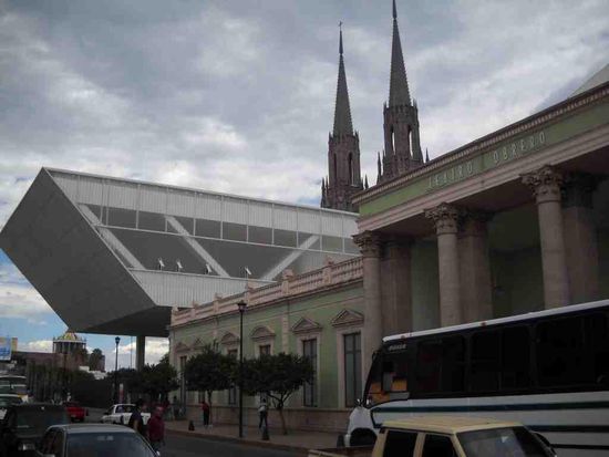 Diese nette Gebäude haben sie zwischen den Dom und den Theater gebaut.