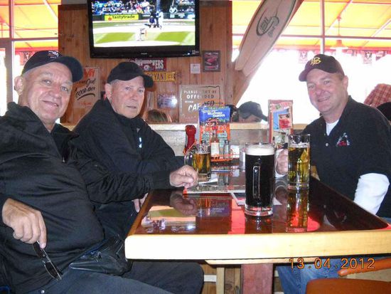 Bei Hooters mit Ron und Prat.