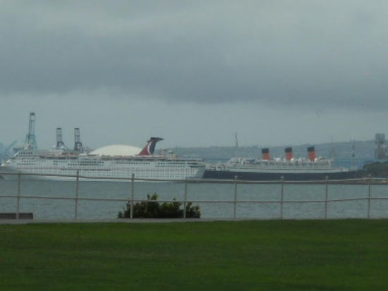 Queen Mary II. Als Hotel umgebaut. Liegt hier fest vor Anker.