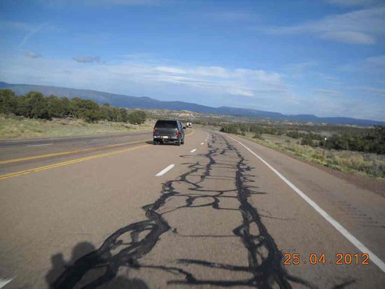 Das zum Thema Bitumen. Hier mischen sie Quarzsand darüber. das macht es nicht ganz so rutschig bei Nässe.