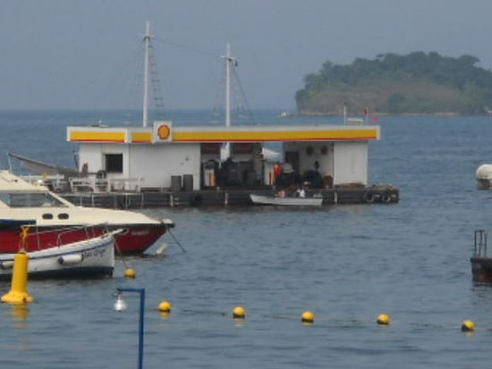Tankstelleninsel im Meer.