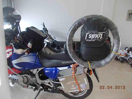 Die Africa Twin (Affe) fertig für die Reise.