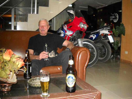 David in der Hotelhalle von Aristi.