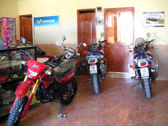 Nicht ganz so elegant dieser Schlafplatz der Motorräder aber auch sehr sicher.